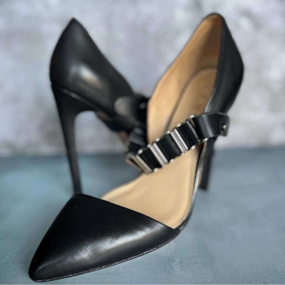 Black Leather Pump Heels Pointy Toes with a Chain Detail - Picture 6 of 10
